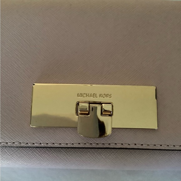 Michael Kors Wristlet/Wallet in light pink - Picture 2 of 7